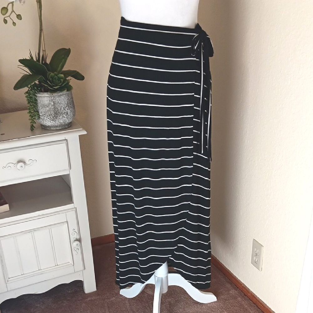 Max Studio Elegant Black and White Striped Skirt. Boho. Beachy. Coastal.